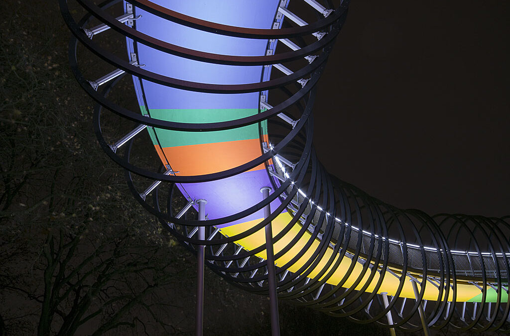 Slinky springs to Fame – bunte Brücke in Oberhausen